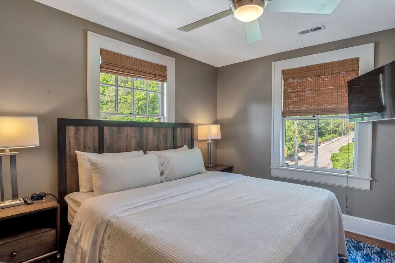 2 bedrooms, desk, iron/ironing board, WiFi