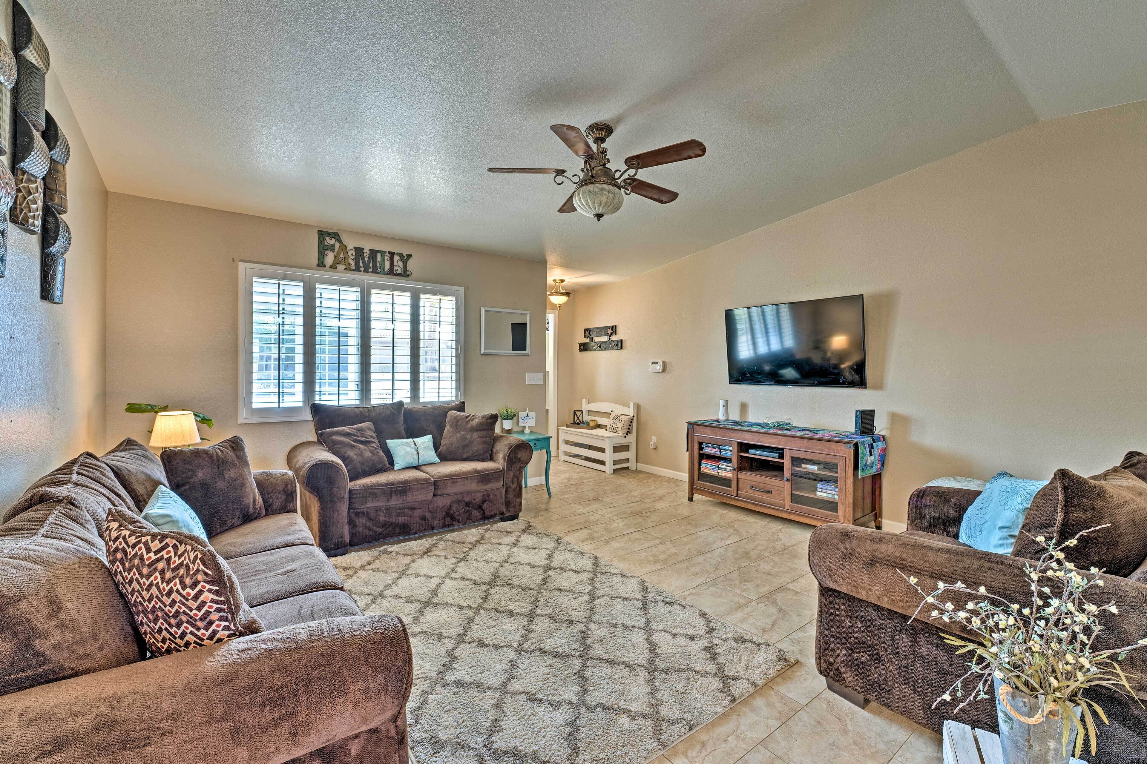 Pet-Friendly House w/ Yard ~ 2 Mi to Lake Havasu!
