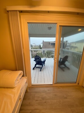 Room - OHANA NEST -NEWLY REMODELED  Excellent get away-Cozy- CLEAN- walk to the beach  (Galveston)