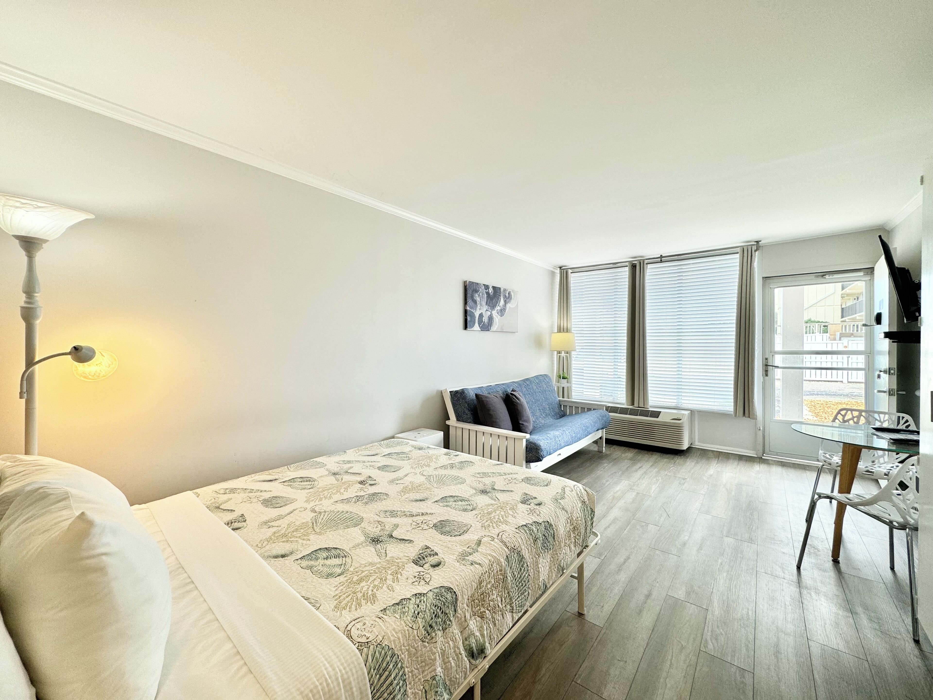 Een strijkplank/strijkijzer, gratis wifi, beddengoed