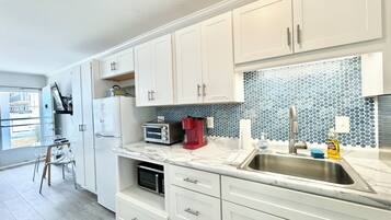 KĂŒhlschrank, Mikrowelle, Wasserkocher mit Kaffee-/Teezubehör, Toaster