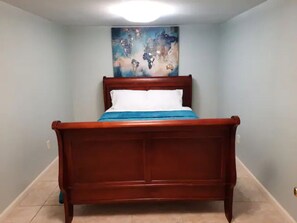3 bedrooms, iron/ironing board, free WiFi, bed sheets - Large Guest Suite Close to Attractions Sleeps 10 (East Point)