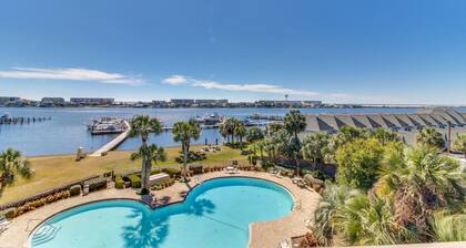 Perfect studio gem with pool, fast WiFi, sound view & kitchenette