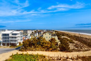 On the beach - Top Floor Condo in Beachfront Condo w/Shared Pool, WiFi, AC, W/D, Water Views (Ocean City)