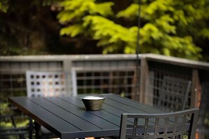 Outdoor dining - Private, alpine modern A-frame near lake & lifts with firepit & wood stove (Snoqualmie Pass)