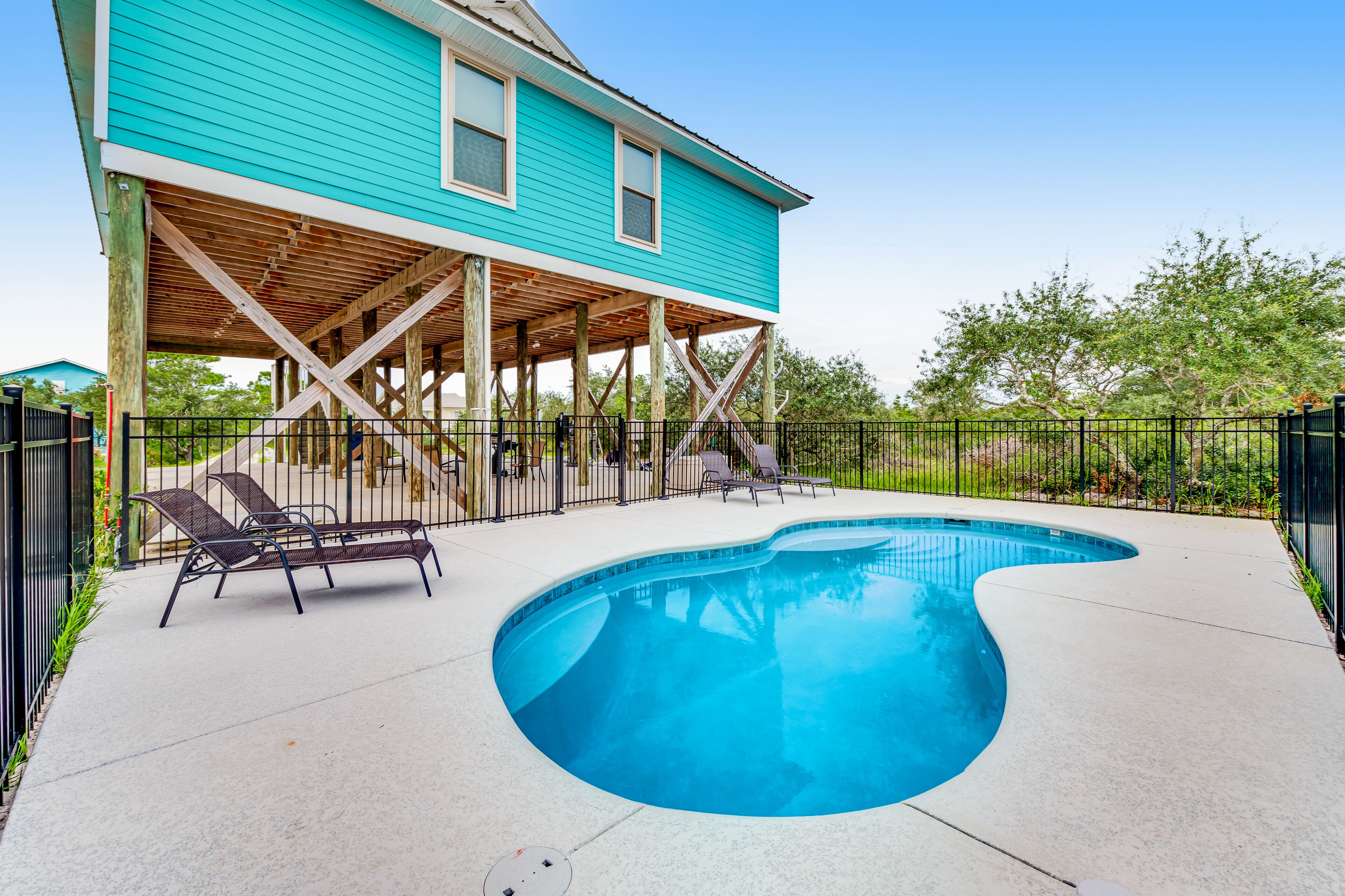 Bay-View home with private pool, fast WiFi, W/D & central AC - dog-friendly
