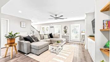 Téléviseur, table de ping-pong