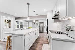Fridge, microwave, oven, stovetop - Breakfast with a View with BBQ Firepit Golf Course (Conroe)