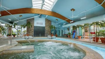 Alberca techada y alberca al aire libre