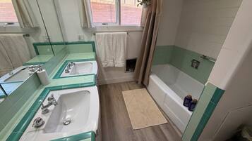Bañera con ducha, secador de pelo, toallas, jabón