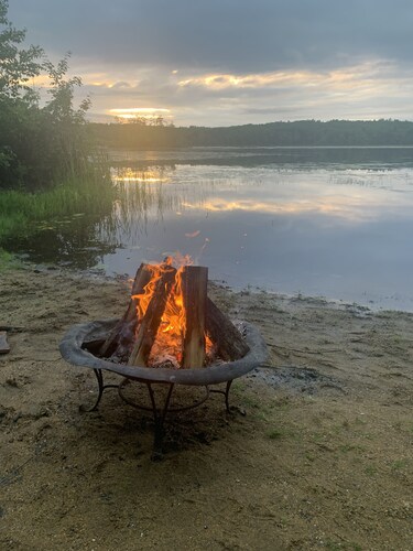 Lakefront 4 Bedroom 2 Bathroom Retreat with Beach and Dock