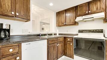 House (Islander Cay Myrtle Beach Escape) | Private kitchen