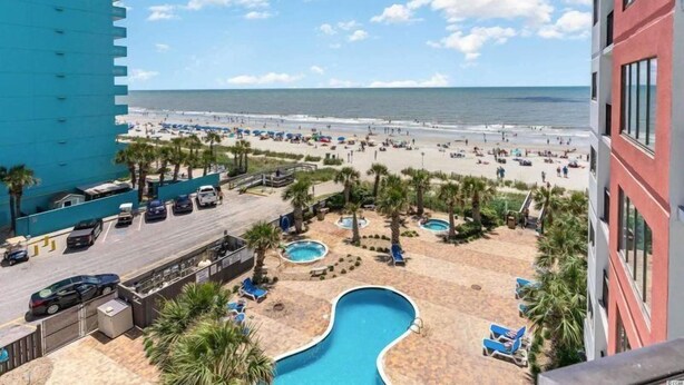 Ett semesterhotell med poolområde, tillgång till stranden och utsikt över havet.
