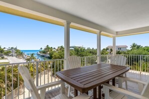Outdoor dining - Waterfront home with ocean view, 50-foot dock, private pool & spa - dog-friendly (Marathon)