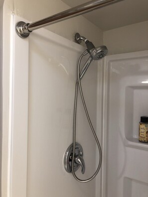 Douche, sèche-cheveux, serviettes fournies, savon