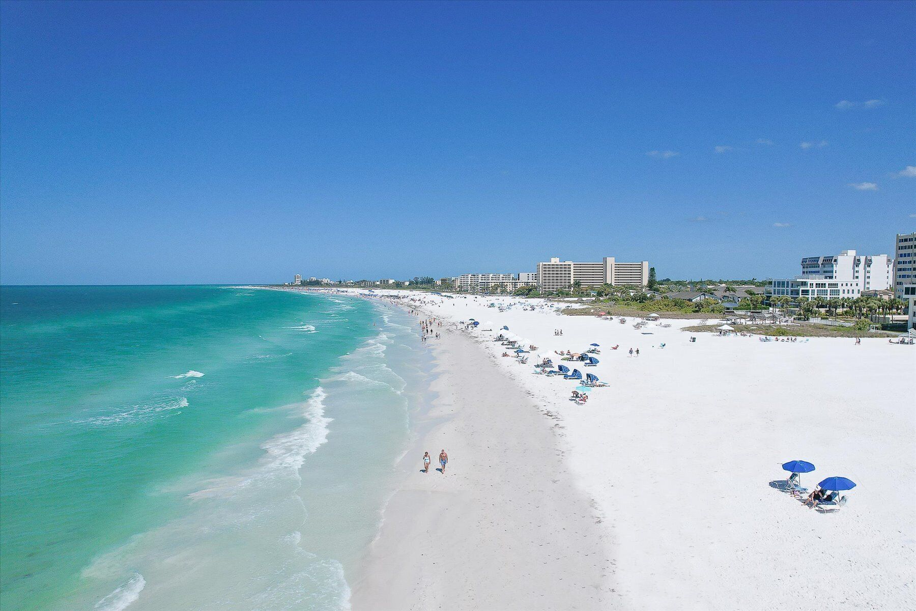 Vlak bij het strand, ligstoelen, strandlakens