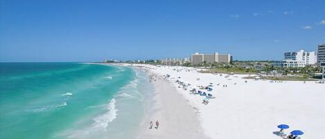 Vlak bij het strand, ligstoelen, strandlakens