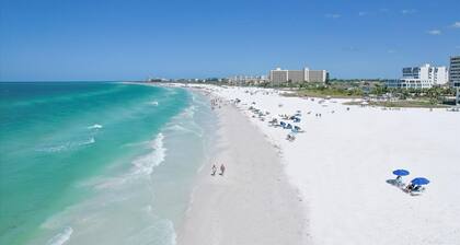 Siesta Key - PRIVATE BEACH - Heated Pool - Walkable to activities