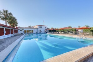 Alberca al aire libre y alberca climatizada