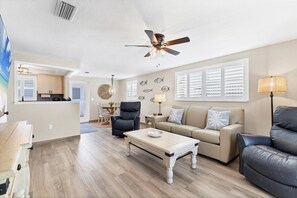 Smart-TV, Tischtennisplatte, Bücher