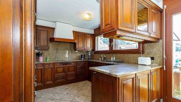 Fridge, oven, dishwasher, cookware/dishes/utensils