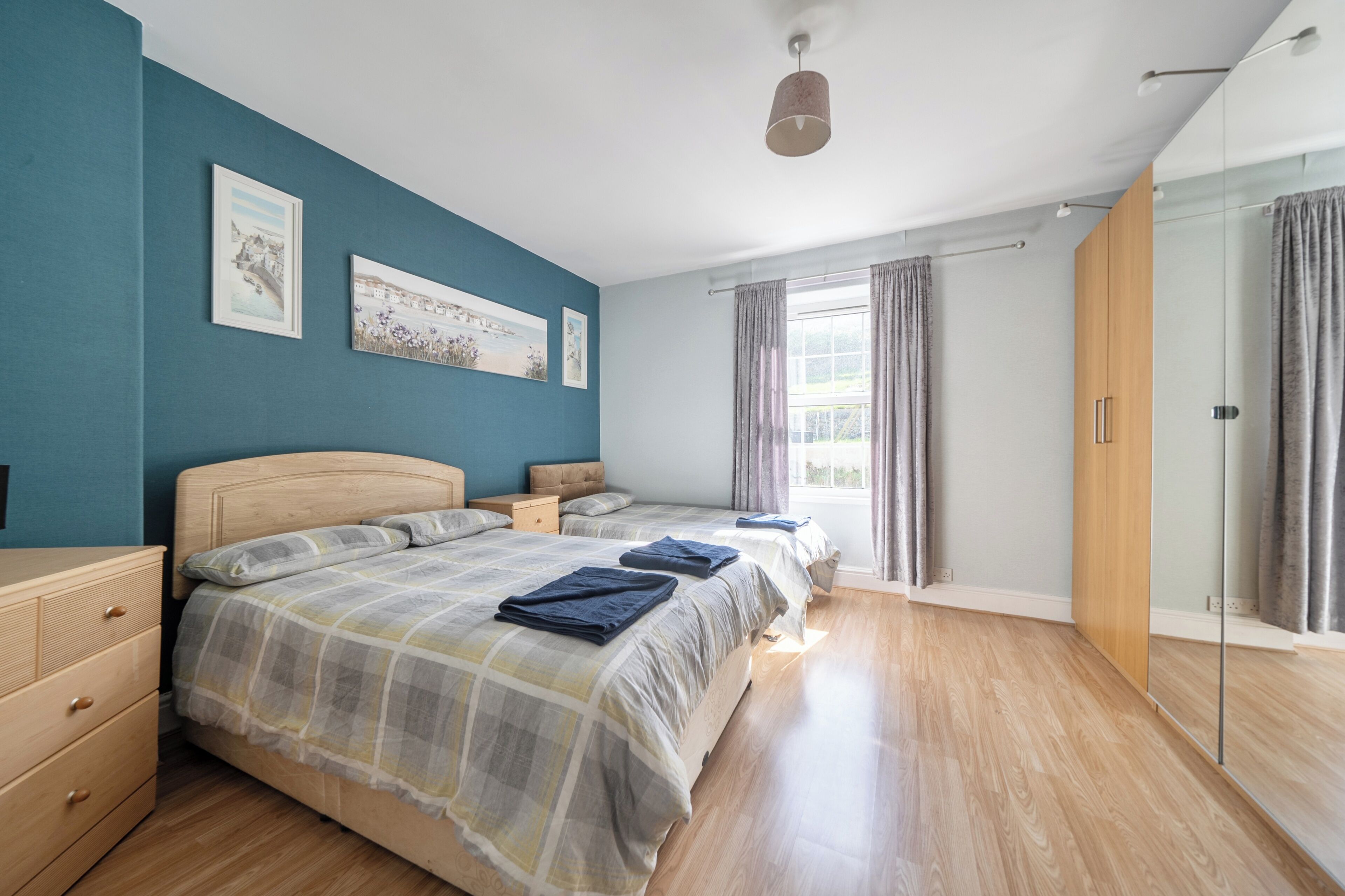 4 habitaciones, tabla de planchar con plancha, wifi y ropa de cama 