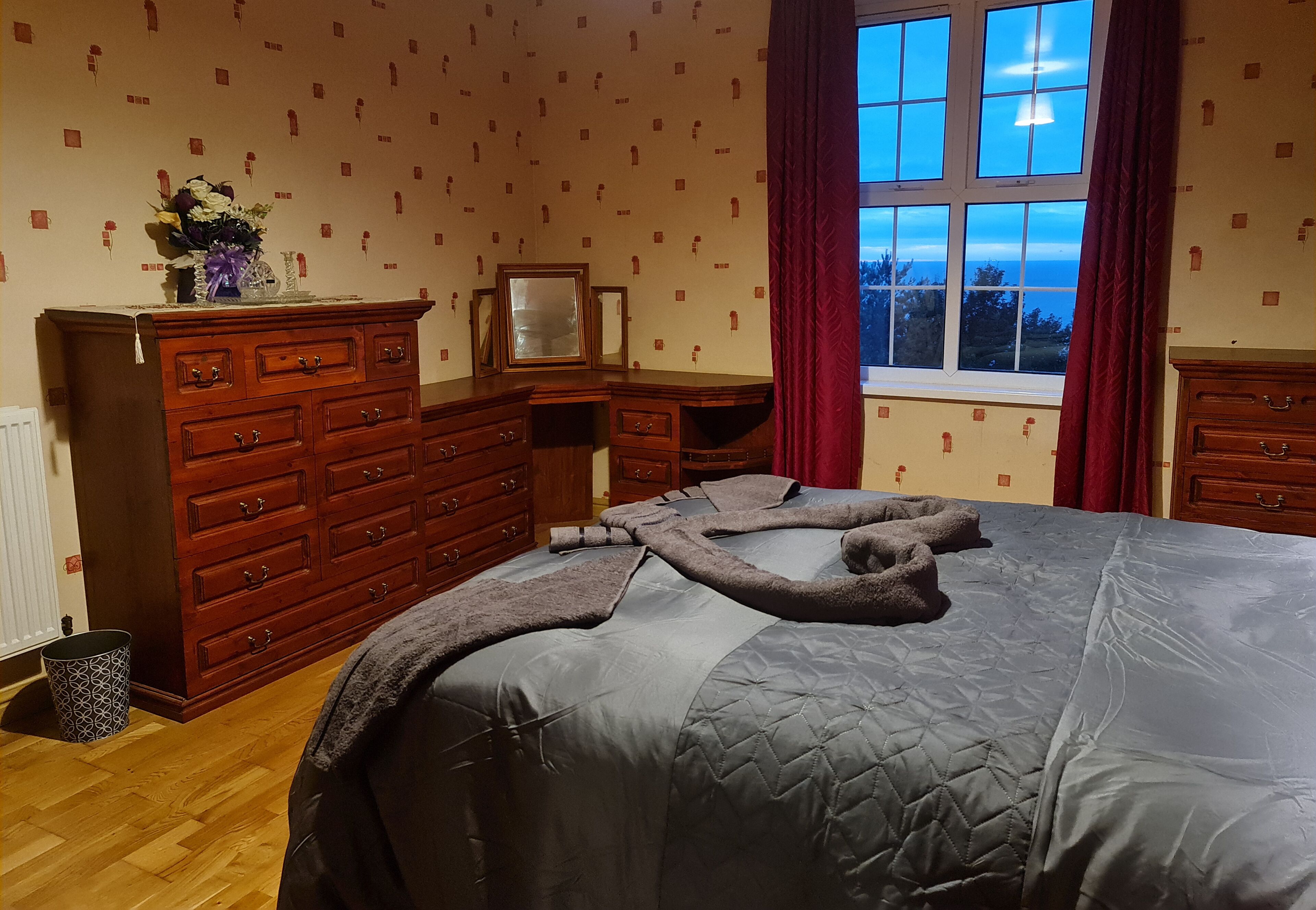 4 bedrooms, iron/ironing board, WiFi, bed sheets