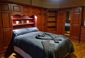 4 bedrooms, iron/ironing board, WiFi, bed sheets