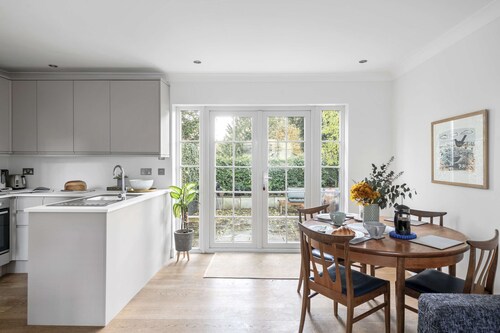 Pet Friendly with enclosed leafy outdoor space