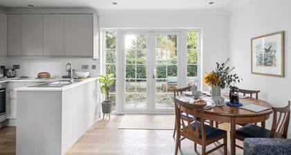 Pet Friendly with enclosed leafy outdoor space