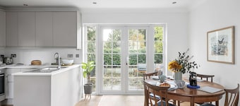 Pet Friendly with enclosed leafy outdoor space