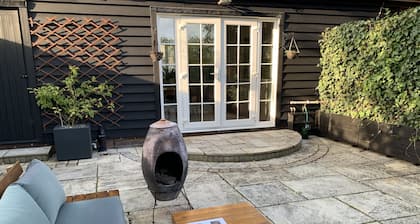 Pet Friendly with enclosed leafy outdoor space