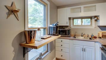 Coffee/tea maker, fridge, microwave, stovetop