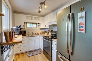 Fridge, microwave, stovetop, coffee/tea maker - Couple's Glamping Getaway on Bonny Eagle Pond (Buxton)