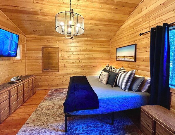 2 habitaciones, escritorio y tabla de planchar con plancha 