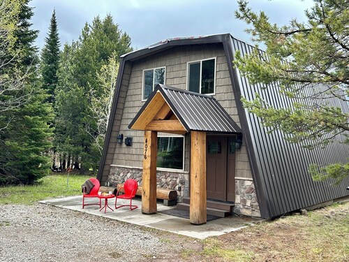 YELLOWSTONE's PREMIER CABIN CLEAN& SPACIOUS KITCHEN with Firepit, Dog Friendly