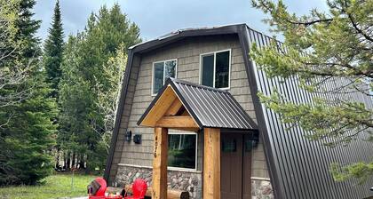 YELLOWSTONE's PREMIER CABIN CLEAN& SPACIOUS KITCHEN with Firepit, Dog Friendly