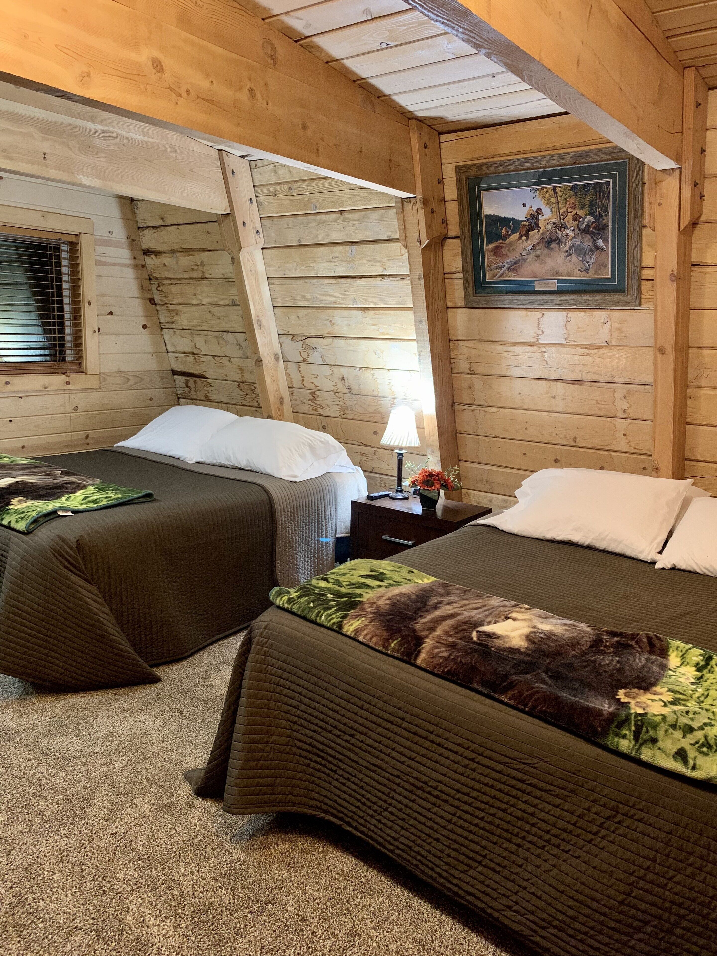 2 عدّة غرف نوم وخزنة داخل الغرفة ومكتب ومكواة/لوح كي