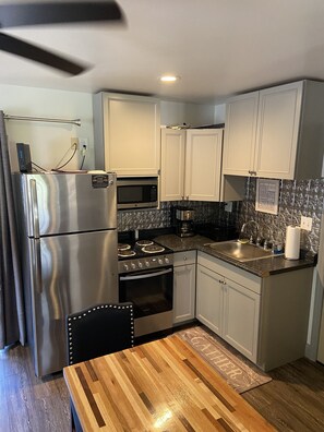 ثلاجة، ميكروويف، فرن، موقد طهي مسطح