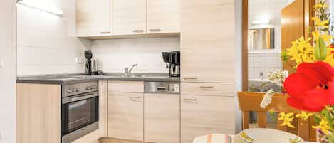 Frigorífico, horno y placa de cocina