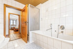 Bathtub, towels
