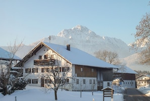 Un pueblo cubierto de nieve con casas de madera tradicionales y una vista despejada de las montañas.