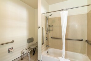 Combined shower/tub, hair dryer, towels, soap - Boutique Hotel In Downtown, Walking Distance to all Major Long Beach Attractions (Long Beach)