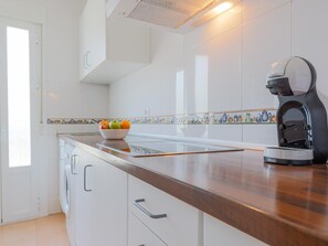 Een koelkast, een magnetron, een oven, een vaatwasser