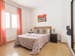 3 bedrooms, iron/ironing board, internet, bed sheets