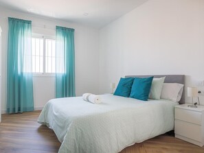 3 quartos, ferros/tábuas de passar roupa, acesso à internet