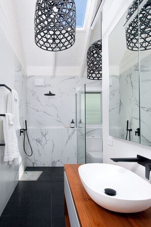 Een douche, een haardroger, handdoeken, zeep