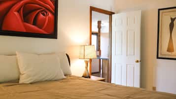 1 camera, una scrivania, ferro/asse da stiro, culla da viaggio