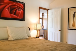 1 habitación, escritorio, tabla de planchar con plancha y cuna de viaje
