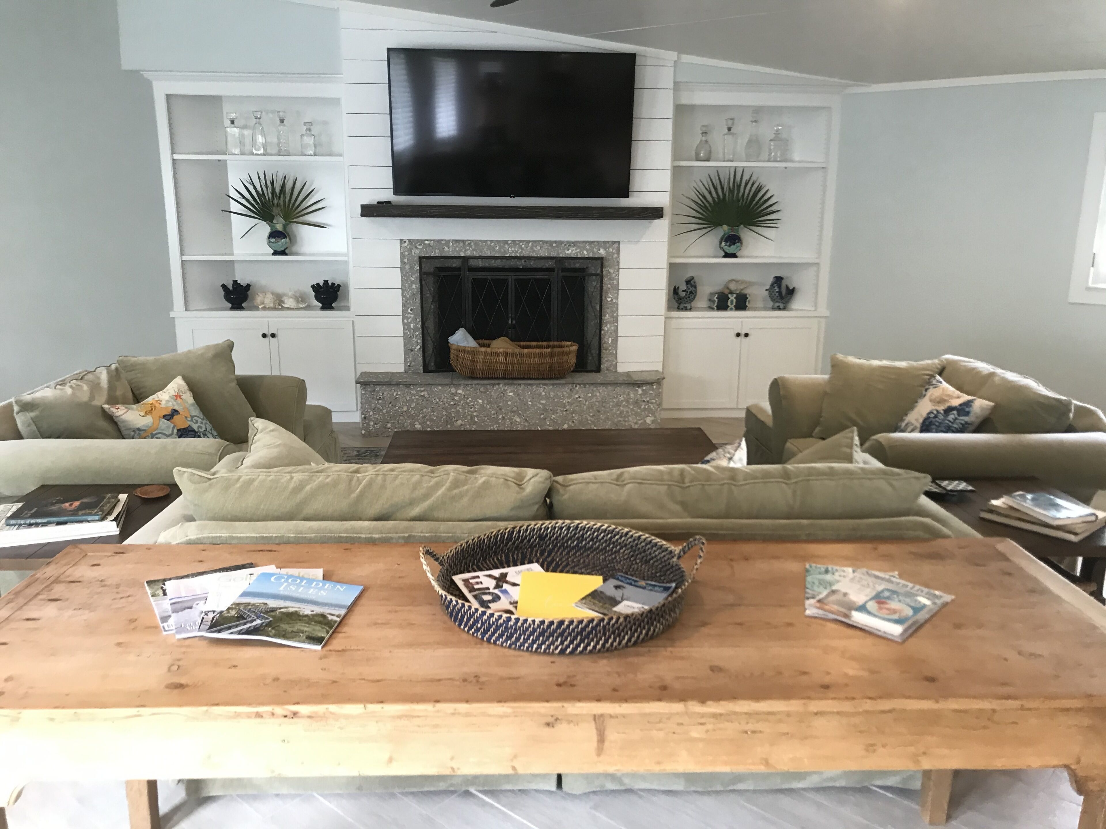 Älytelevisio, DVD-soitin, pöytäjalkapallopöytä